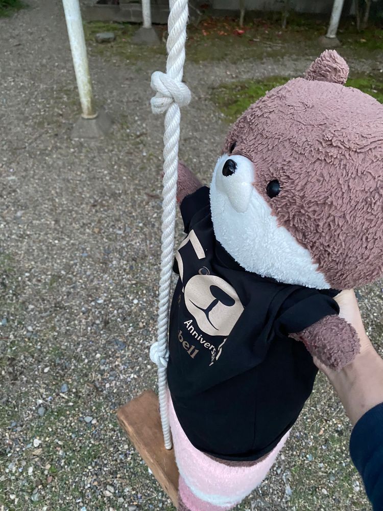 昨日の藤棚バーベキューの続きだよ。この家には小さなお子さんがたくさんいて、カワミちゃんは赤ちゃんをあやしてあげたよ。うちのおかあさんが抱っこしたら赤子は大泣きしていたけどね…。
勝手にベビーカーに乗ったけど、特に怒られるどころか、赤ちゃんのお父さんに「ベルト締めます？」と聞かれたよ‼️🤣