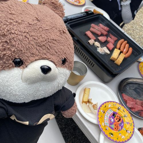 カワミちゃんだよ。今日はお家でバーベキューをしてるよ。最近近所に引越ししてきたおばさんがパンを焼いてくれたんだ‼️めちゃおいしかったよ☺️
