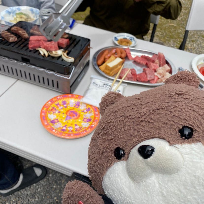 カワミちゃんだよ。今日はお家でバーベキューをしてるよ。最近近所に引越ししてきたおばさんがパンを焼いてくれたんだ‼️めちゃおいしかったよ☺️