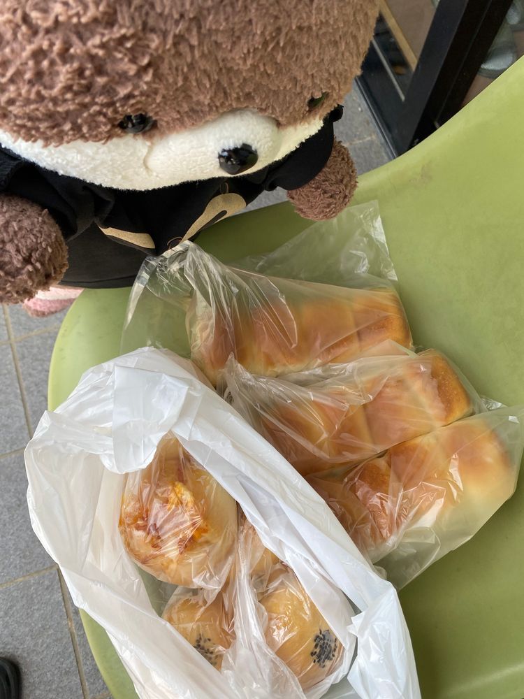 カワミちゃんだよ。今日はお家でバーベキューをしてるよ。最近近所に引越ししてきたおばさんがパンを焼いてくれたんだ‼️めちゃおいしかったよ☺️