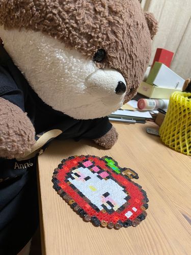 こんばんは、カワミちゃんだよ。今日はうちのおねえちゃんがアイロンビーズでキティちゃんを作ってくれたよ❣️なかなか上手にできてるでしょ❓カワミちゃんのお顔も作って欲しいよ。