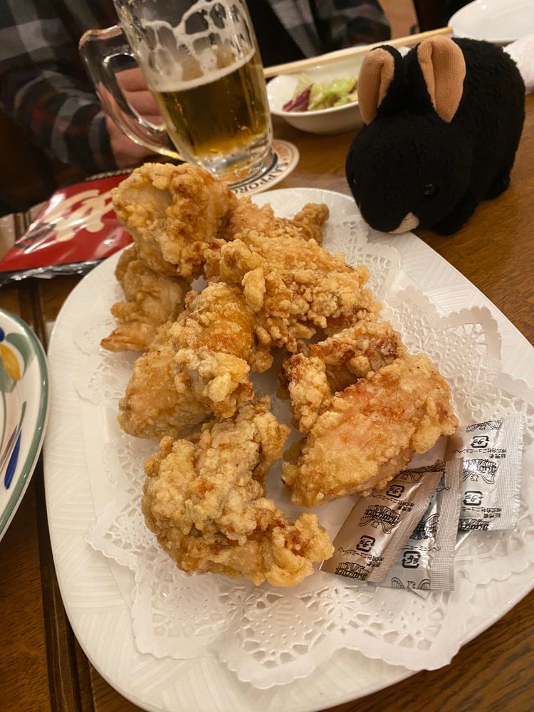 みなさんこんばんは、フトちゃんです。これは昨日、大阪の曽根崎って所でおかあさんの職場の飲み会があったのでついて行ったフトちゃんです。機嫌良くビールを飲んでたら、突然地震で結構揺れたんだ🫨周りのスマホも緊急地震速報がビービー鳴ってビックリしたよ💦大事には至らなくてよかったよ…