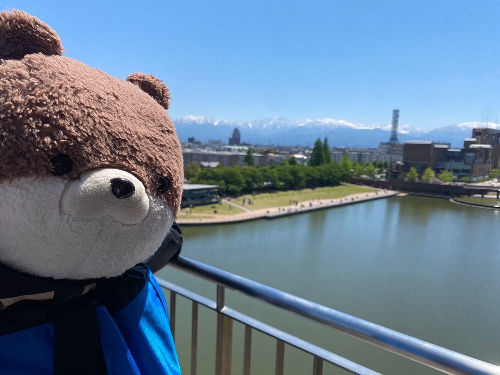 富山市内にある運河公園にやってきたよ。立山連峰がめちゃくちゃきれいだったよ。その後は海王丸パークって所に行ったけど、こちらも立山連峰がよく見えたよ⛰️富山県は景色もきれいだし、🐟も美味しいし最高だよ‼️
