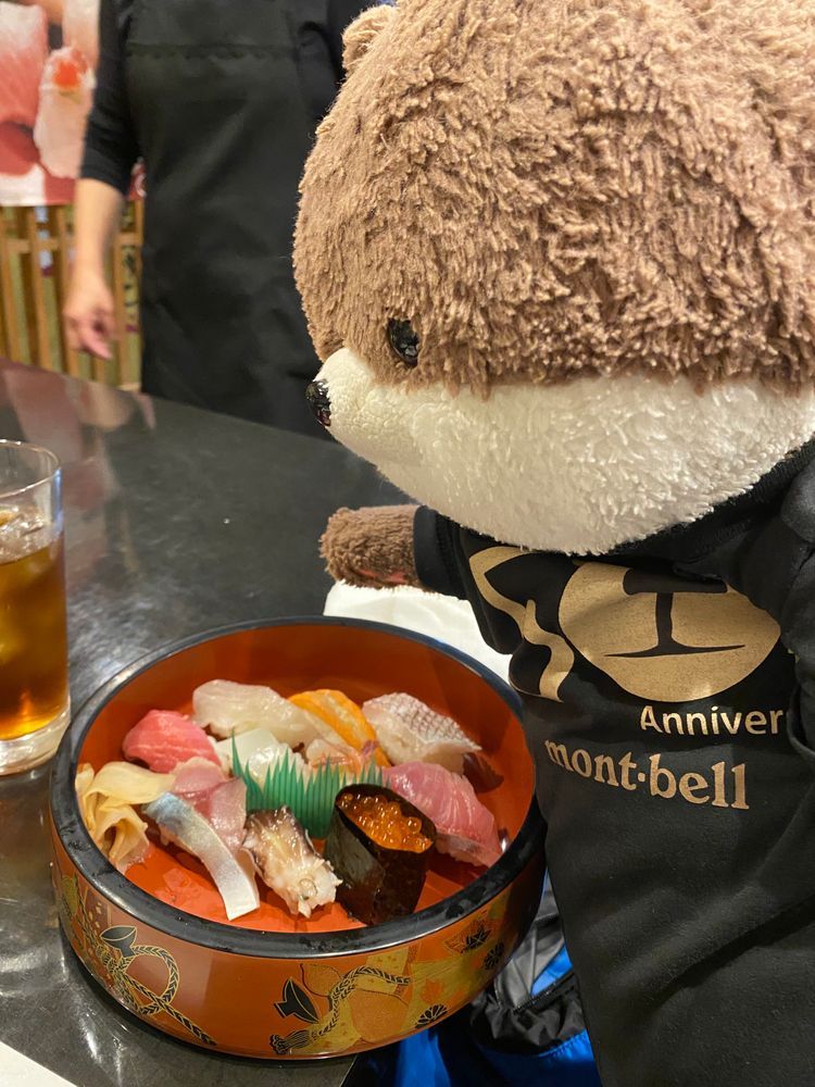 射水市内でお寿司を食べたよ。よく見たら、器が富山県の形になっているんだ！お刺身もお寿司も、何を食べてもとろけるようなおいしさだったよ🤤
お店の女将さんの接客が素晴らしくて、カワミちゃんを見るなり頭をなでなでして「いらっしゃい！よく来たね」って言ってくれたんだ。お孫さんもぬいぐるみ好きらしくて、しばらくぬいぐるみの話で盛り上がってしまったよ。旅先で、ぬいに優しいお店に会うと、楽しさも２倍になるよね。このお店、繁盛してほしいよ。