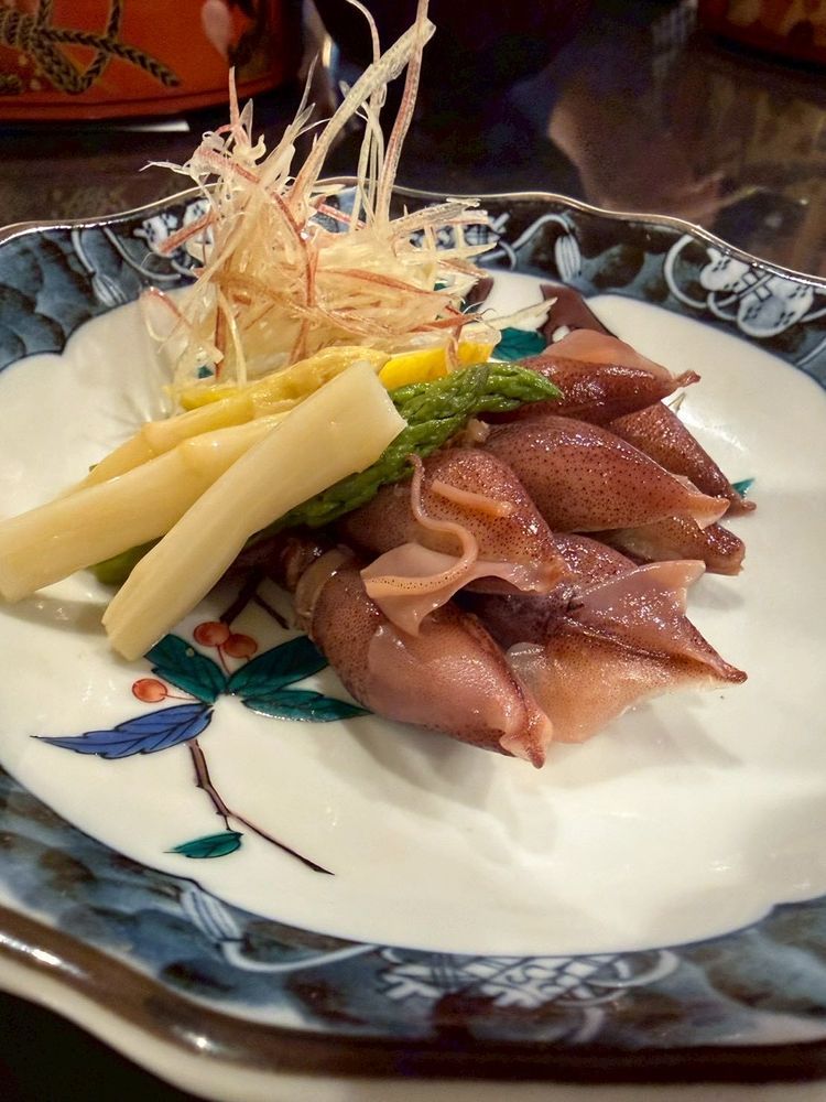 射水市内でお寿司を食べたよ。よく見たら、器が富山県の形になっているんだ！お刺身もお寿司も、何を食べてもとろけるようなおいしさだったよ🤤
お店の女将さんの接客が素晴らしくて、カワミちゃんを見るなり頭をなでなでして「いらっしゃい！よく来たね」って言ってくれたんだ。お孫さんもぬいぐるみ好きらしくて、しばらくぬいぐるみの話で盛り上がってしまったよ。旅先で、ぬいに優しいお店に会うと、楽しさも２倍になるよね。このお店、繁盛してほしいよ。