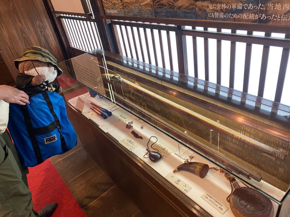 五箇山の合掌造りを見に来たよ！釘を一切使わずに家を建てているんだって。二枚目は、この地方に伝わる踊りで用いられる楽器で、「ささら」っていうんだって。板を紐で縛ってあるんだけど、音を出すのになかなかコツがいるんだ。
昔は、五箇山では鉄砲玉の原料である煙硝を作っていたそうだよ。山深い地で、幕府の目に触れないように加賀藩がこっそり作っていたらしいよ🔫
