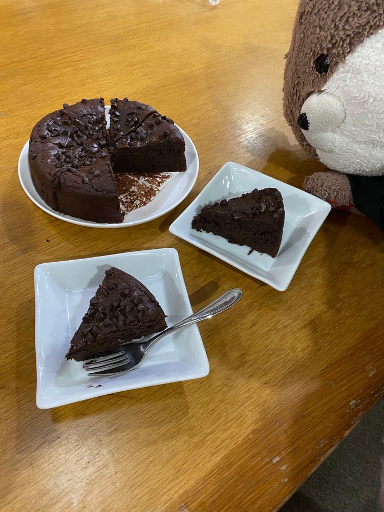１日遅れで母の日をしたよ❣️写真のお花は、カワミちゃんのおかあさんが、おばあちゃんに送ったお花だよ。二枚目以降は、おねえちゃんがおかあさんに作ったチョコケーキだよ🍰とてもおいしかったよ❣️