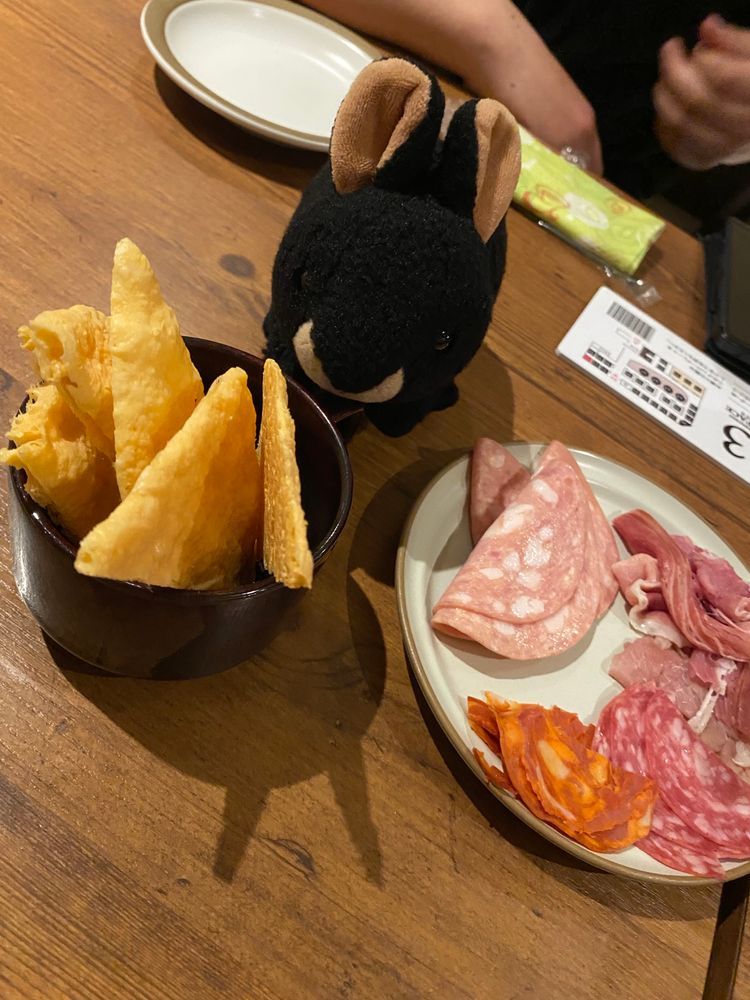 おかあさんの職場の飲み会について来たよ。何と、一緒に飲んだ人の中に、ぬい活をしている30代男性がいたよ‼️🤣カバンにぬいを三つつけて、飲み会が始まるやテーブルにうさちゃんを出したよ。触らせてもらったけど、ふわふわで可愛いうさちゃんだったよ。他のふわもことの出会いは楽しいね😆