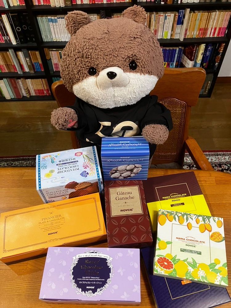 カワミちゃんだよ。おとうさんがまた東京に出張に行ったからお土産をたくさんもらったよ❗️うちのごしゅじんはひよ子を食べたことがないんだって🐣
二枚目はおかあさんがまた通販でロイズのチョコをたくさん買ってくれたよ。今ならキャンペーン中で、お買上げ金額によって生チョコ一箱がプレゼントで貰えるらしいよ🍫