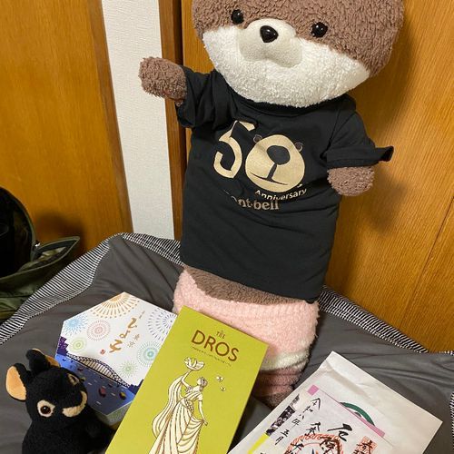 カワミちゃんだよ。おとうさんがまた東京に出張に行ったからお土産をたくさんもらったよ❗️うちのごしゅじんはひよ子を食べたことがないんだって🐣
二枚目はおかあさんがまた通販でロイズのチョコをたくさん買ってくれたよ。今ならキャンペーン中で、お買上げ金額によって生チョコ一箱がプレゼントで貰えるらしいよ🍫