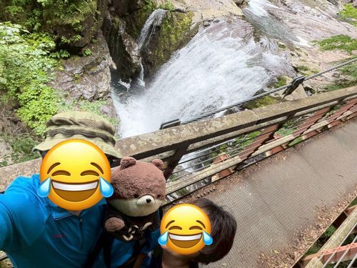 天川村その３だよ。
みたらい渓谷っていう所に来たよ。滝の流れがすごくて、引き込まれそうになって超怖かったよ🥶渓谷沿いの山道も、今にも🐻が出そうだったし…。そして駐車場まで来たら、「熊出没注意」の看板があったよ…。
