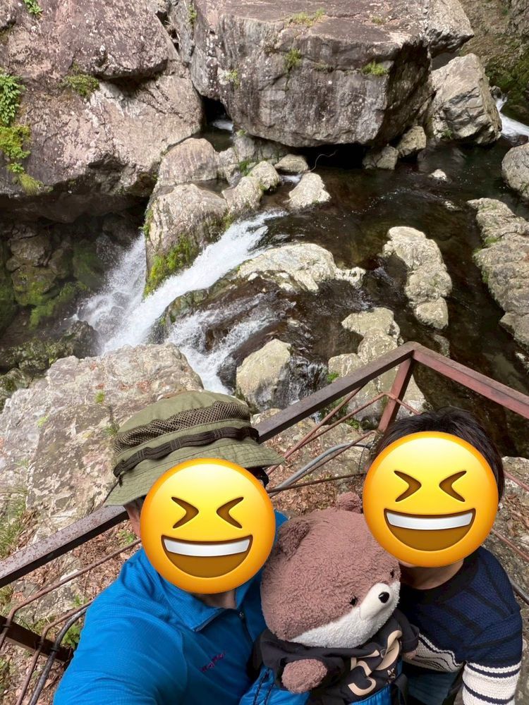 天川村その３だよ。
みたらい渓谷っていう所に来たよ。滝の流れがすごくて、引き込まれそうになって超怖かったよ🥶渓谷沿いの山道も、今にも🐻が出そうだったし…。そして駐車場まで来たら、「熊出没注意」の看板があったよ…。