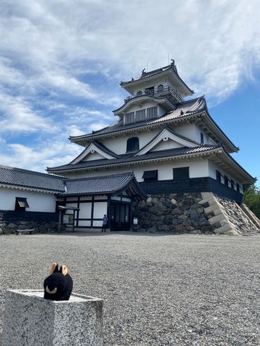 みなさんこんにちは、またまたフトちゃんです。今日は滋賀県長浜市にやってきました❣️長浜城に行きましたが、今話題の豊臣兄弟に関する展示物がたくさんでした。天守閣の最上階からは、琵琶湖の景色がよく見えました。三枚目のハゲ山は伊吹山だそうです。