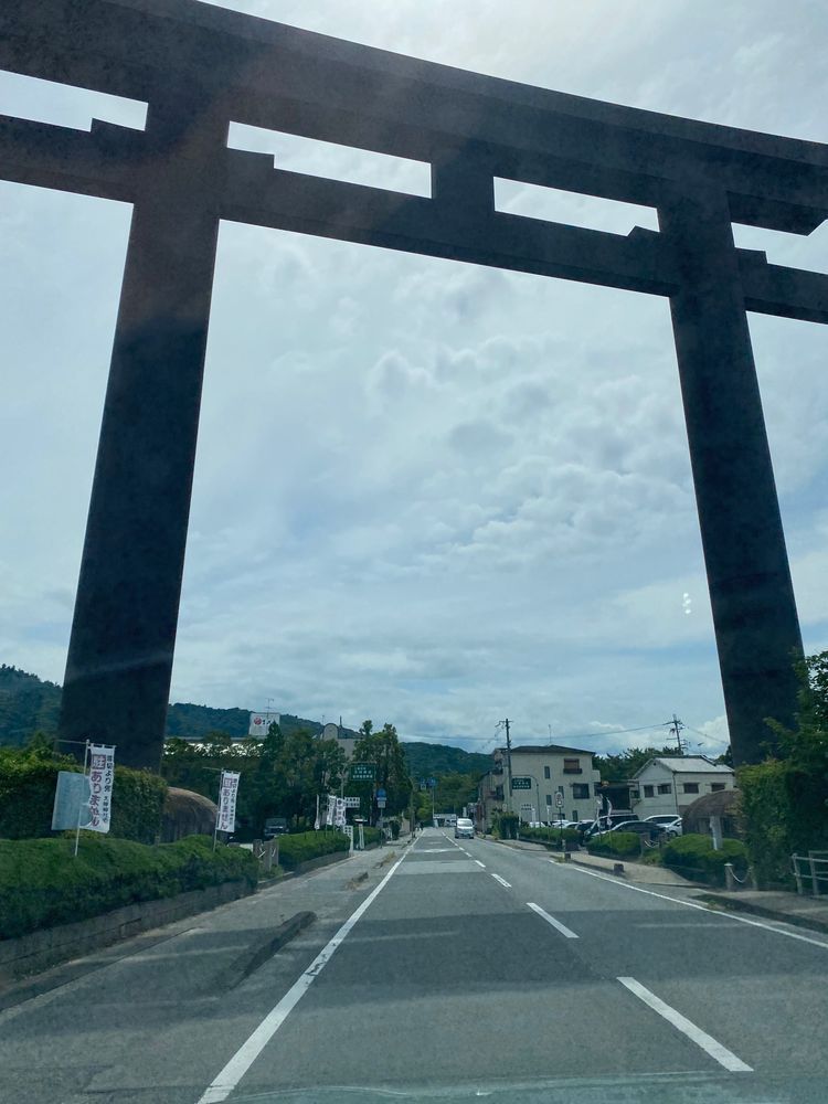 みなさんこんにちは、カワミちゃんだよ。今日は奈良県桜井市にある、大神神社ってところに行ったよ。大神神社はご神体が三輪山だから、おとうさんとおかあさんは登拝に出かけたよ。カワミちゃんは入山してないけど…。山道を往復１時間半かけて帰ってきて、おかあさんは汗びっしょりでヒーヒー言ってたよ。お昼は焼肉に連れてきてもらったよ🥩