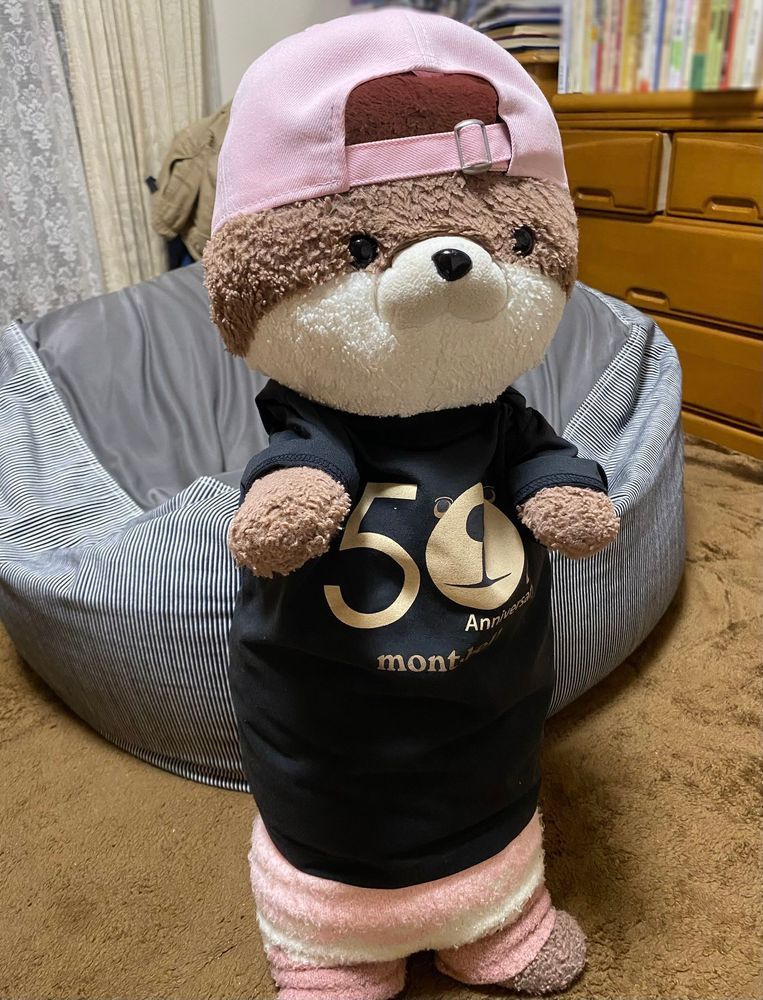 一週間疲れたね😓ご褒美にアイスを食べているよ。二枚目の写真は、おねえちゃんが通販で買った帽子を借りたカワミちゃんだよ。びっくりするくらい似合ってるよね…。