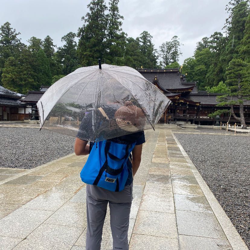 みなさんこんにちは、カワミちゃんだよ。今日は雨の中、滋賀県の多賀大社って所に行ったよ‼️めっちゃカッコよくて立派な神社だったよ。最後の写真は、カワミちゃんをリュックに入れて傘をさすおとうさんだよ。こうしてると雨の日のお出かけも濡れないよ☂️