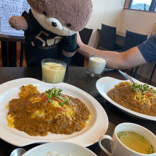 カワミちゃんだよ。昨日行った多賀大社、昼ご飯は近くのカレー屋さんに入ったんだけど、店長さんとスタッフさんがカワミちゃんを見つめてくるから、「もしかしてふわもこ禁止かな？」と思ったら、「可愛い！お名前は何て言うんですか！？」と聞かれてナデナデされたよ。ふわもこに優しい神のようなお店だよ🙏
おかあさんが頼んだカレーランチは、キーマ風のカレーに、前菜２種、スープ、サラダ、ドリンク、デザートがついてきてめちゃ美味しかったよ🤤ボリュームもあってお腹いっぱいになったよ。近くの方は行ってみてね🥰