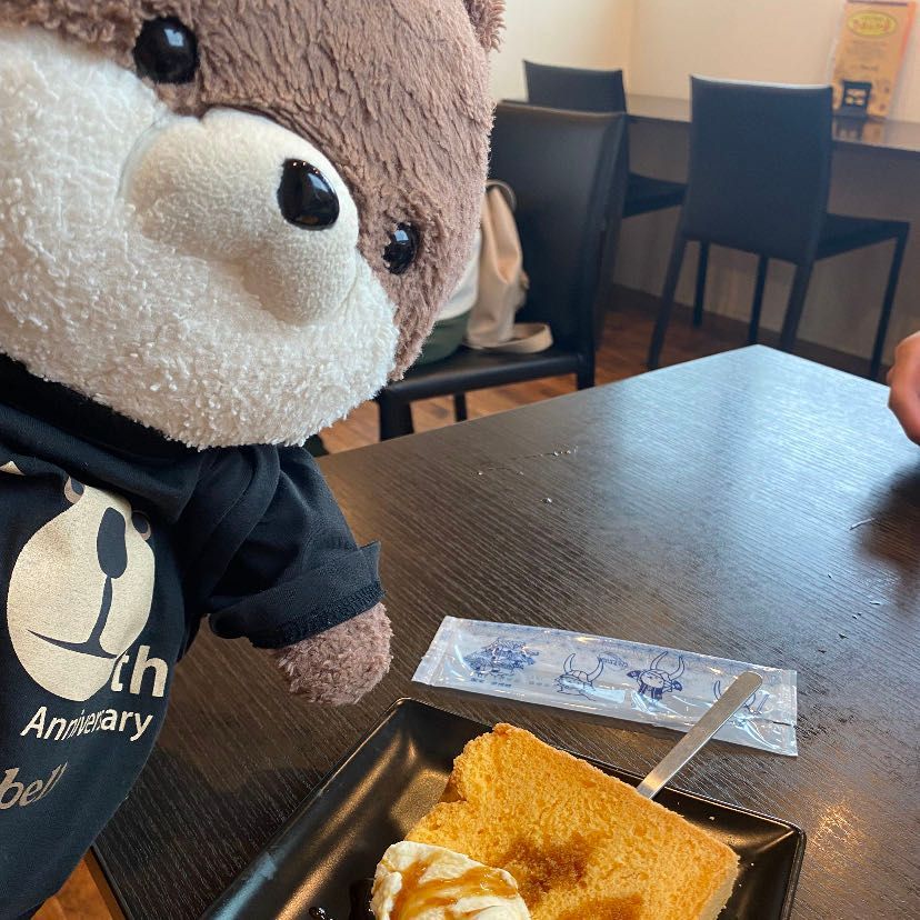 カワミちゃんだよ。昨日行った多賀大社、昼ご飯は近くのカレー屋さんに入ったんだけど、店長さんとスタッフさんがカワミちゃんを見つめてくるから、「もしかしてふわもこ禁止かな？」と思ったら、「可愛い！お名前は何て言うんですか！？」と聞かれてナデナデされたよ。ふわもこに優しい神のようなお店だよ🙏
おかあさんが頼んだカレーランチは、キーマ風のカレーに、前菜２種、スープ、サラダ、ドリンク、デザートがついてきてめちゃ美味しかったよ🤤ボリュームもあってお腹いっぱいになったよ。近くの方は行ってみてね🥰