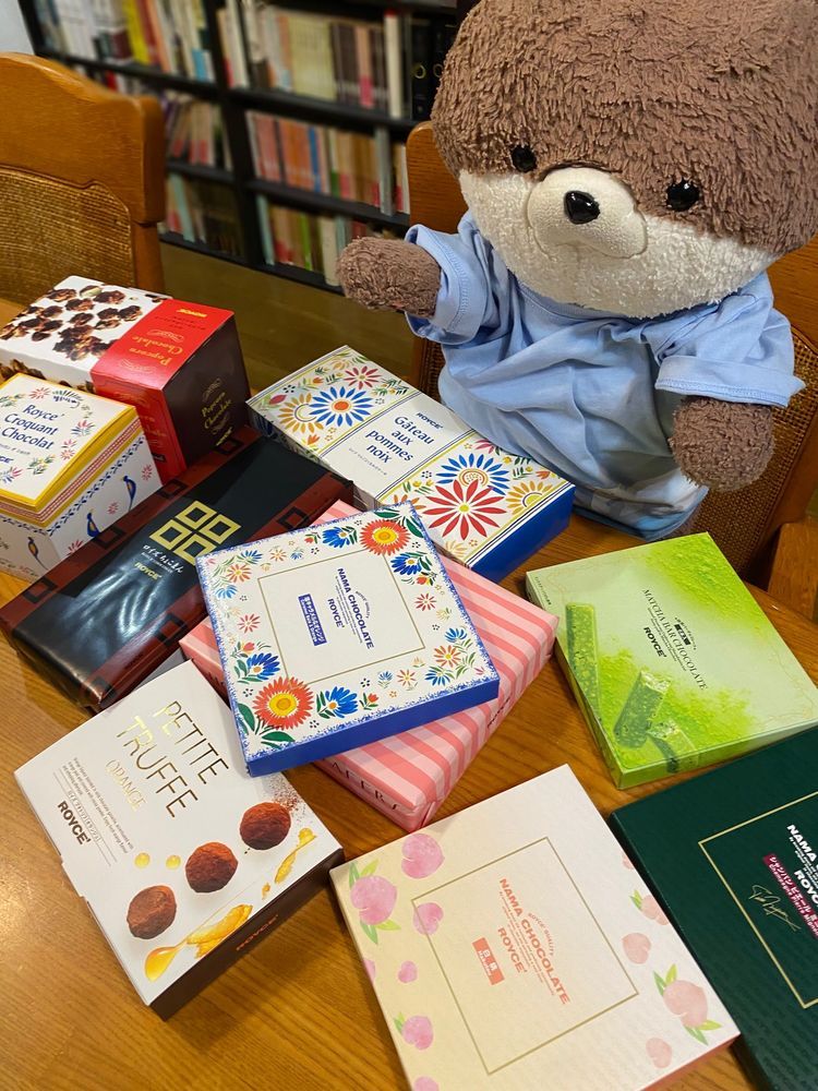 みなさんこんにちは、アマミンです。今日、おとうさんとおかあさんが家の近所を走っていたらでかいキノコ🍄を見つけました。一枚目はよくわからないけど、二枚目はオニフスベかなあ？三枚目の写真は、またしてもおかあさんが、ロイズのチョコをカワミ先輩に与えていました🍫