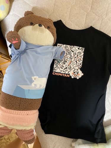 カワミちゃんだよ。うちの家族がみんな大好きなキャラクター、ちみたんのTシャツを買ってもらったよ。レディースサイズなのに何故かおとうさんも着る事ができたよ…。さすがにカワミちゃんはサイズ100だから、ぶかぶかすぎて無理だったよ😭