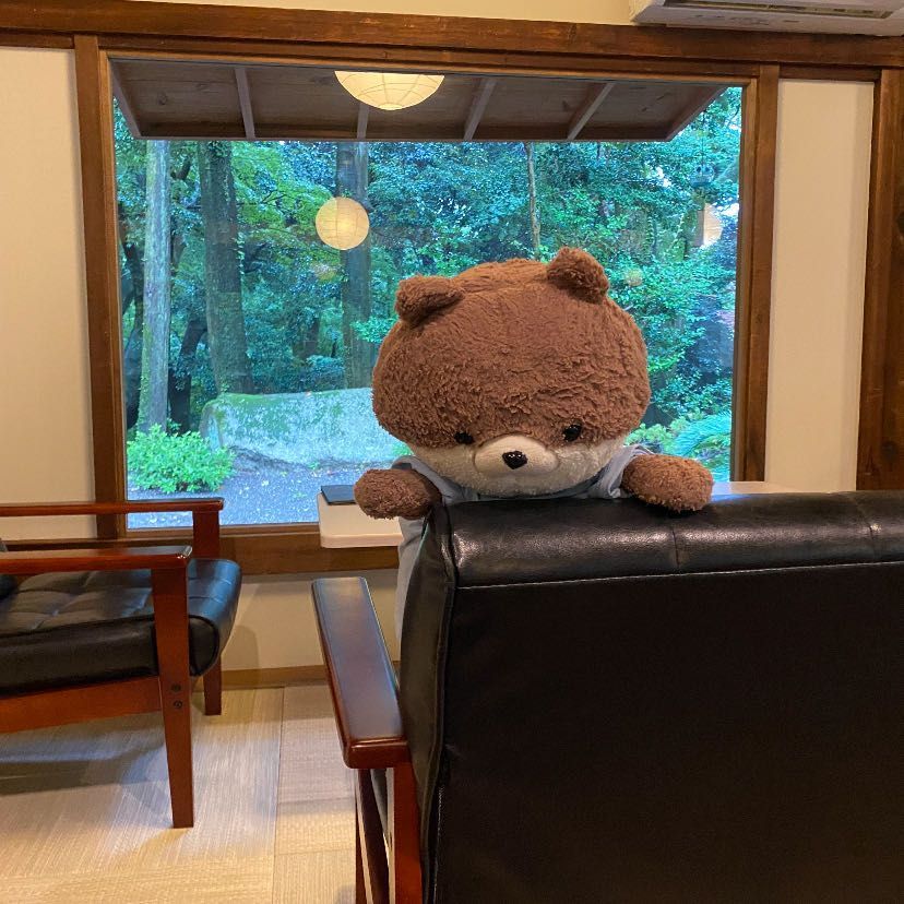 昨日行った近江神宮の写真だよ。もうすぐ七夕だから、七夕飾りがあったよ。朱色の門がめちゃカッコよかったんだ😊神社の中にある喫茶店も雰囲気がよかったよ🍨