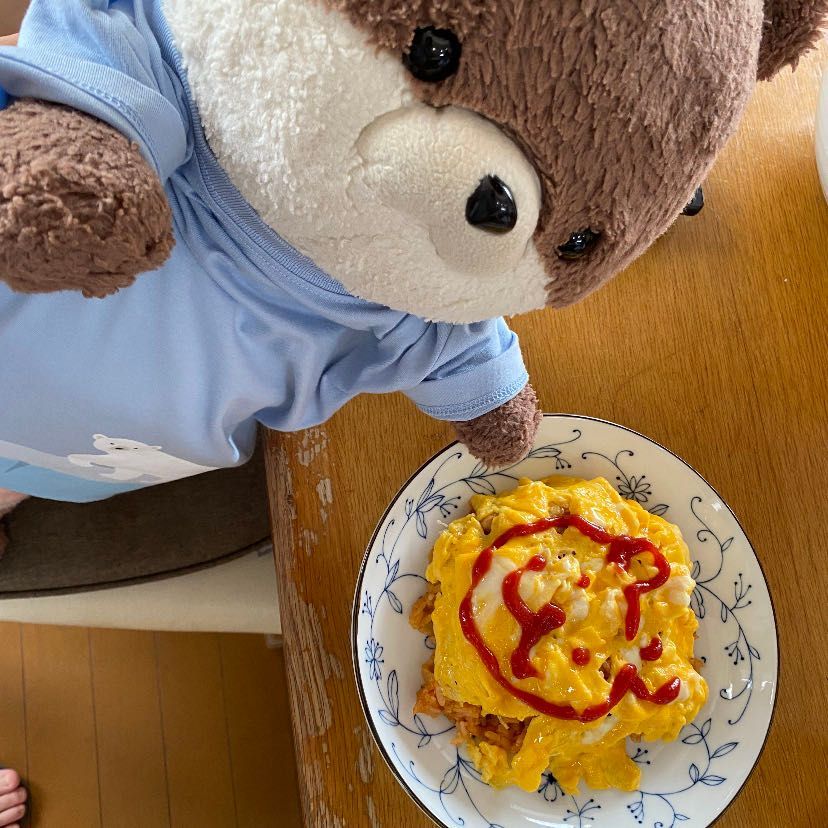 みなさんこんばんは、カワミちゃんだよ。コンビニでミニヨンのチョコレートを見つけたよ❣️美味しかったから見つけたら食べてみてね。二枚目は、ごしゅじんがオムライスに描いたカワミちゃんの絵だよ🥚