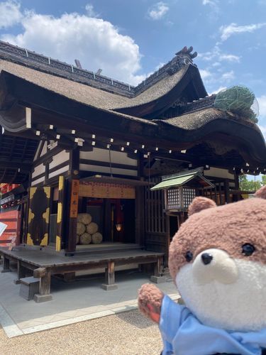 大阪の住吉大社に行ったよ⛩️国宝の社殿がめちゃカッコよかったよ。三枚目は、住吉大社の近くで食べたお好み焼きだよ。大将がとても面白い人だったよ。大将の娘さんはしきりにカワミちゃんを可愛い！と褒めてくれたよ。良いお店だよ。