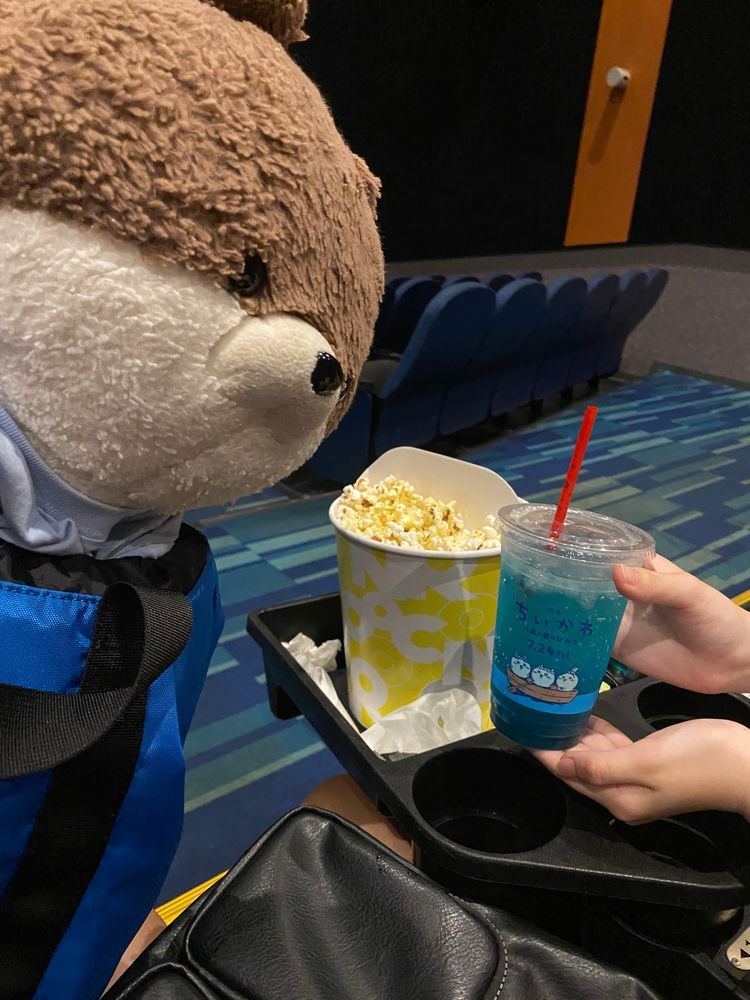 遂にちいかわの映画を見に行ったよ🎬カワミちゃんは初めて映画館に行ったけど、ポップコーンをたくさん食べられて楽しかったよ🍿すごく面白いからみんなも行ってみてね☺️