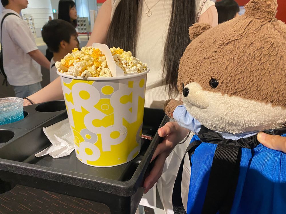 遂にちいかわの映画を見に行ったよ🎬カワミちゃんは初めて映画館に行ったけど、ポップコーンをたくさん食べられて楽しかったよ🍿すごく面白いからみんなも行ってみてね☺️