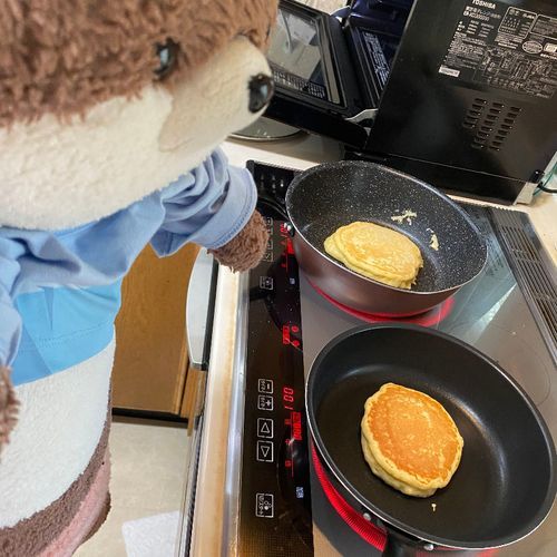 こんにちは、カワミちゃんだよ。今日はホットケーキを作ったよ🥞YouTubeで見た、ふんわりパンケーキが食べたくて、おとうさんと一緒に作ったよ。ちょっと形はアレだけど、美味しかったよ。次はもっと上手くできるよ。