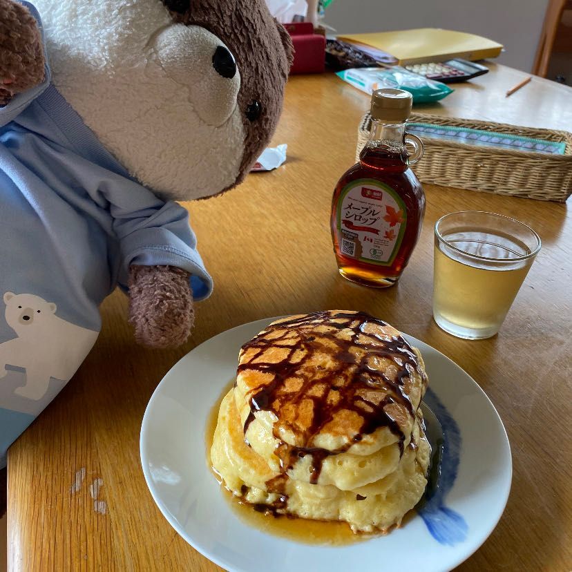 こんにちは、カワミちゃんだよ。今日はホットケーキを作ったよ🥞YouTubeで見た、ふんわりパンケーキが食べたくて、おとうさんと一緒に作ったよ。ちょっと形はアレだけど、美味しかったよ。次はもっと上手くできるよ。