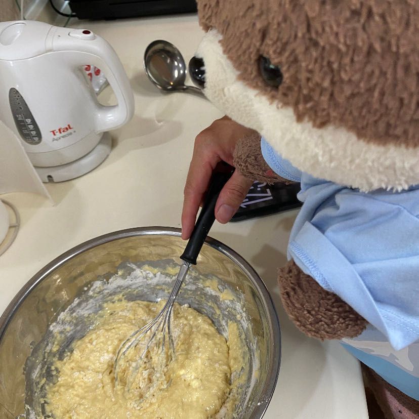 こんにちは、カワミちゃんだよ。今日はホットケーキを作ったよ🥞YouTubeで見た、ふんわりパンケーキが食べたくて、おとうさんと一緒に作ったよ。ちょっと形はアレだけど、美味しかったよ。次はもっと上手くできるよ。