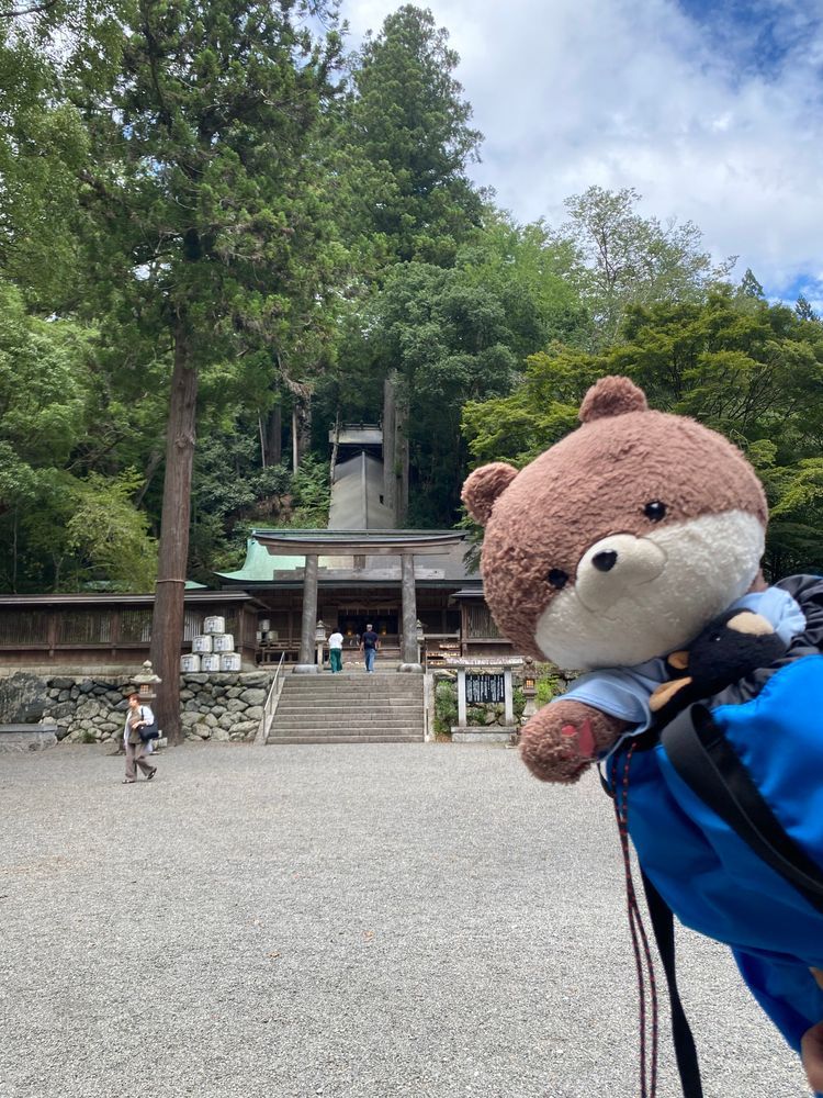 奈良県中央部の下市町の丹生川上神社っていう所に参拝しに来たよ。境内にはお馬さんが２頭いてびっくりしたよ。おとなしいからよかったけど、大きかったよ…。
途中のマーケットみたいな所で食べたご飯がおいしかったよ。駐車場には、忘れられたふわもこがいたんだ…。保護しようか迷ったけど、もしかしたら飼い主さんが戻ってくるかもしれないからそのままにしてきたよ。ちゃんと保護されてるといいな…。
