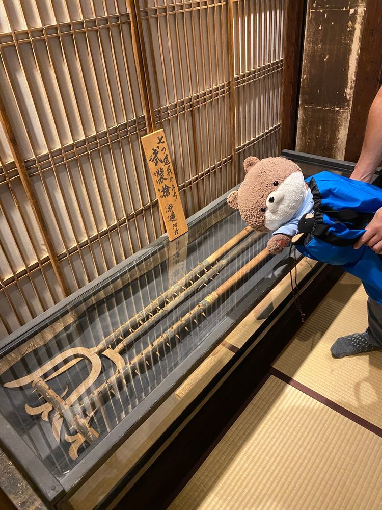 続いて行ったのはこちら！吉野町にある金峯山寺と、後醍醐天皇を祀っている吉水神社だよ。この座敷に後醍醐天皇がお座りになったそうだよ。最後のさすまたはめっちゃ重そうだったよ。さすまたって、ちいかわが持ってるやつかな…