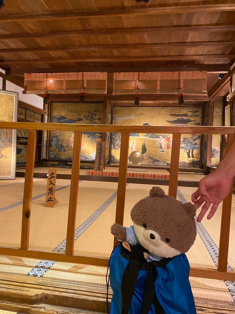 続いて行ったのはこちら！吉野町にある金峯山寺と、後醍醐天皇を祀っている吉水神社だよ。この座敷に後醍醐天皇がお座りになったそうだよ。最後のさすまたはめっちゃ重そうだったよ。さすまたって、ちいかわが持ってるやつかな…