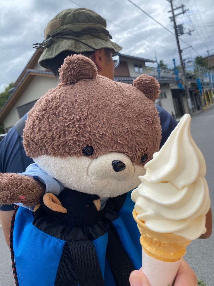 先週行った、奈良県吉野町の写真の続きだよ。一枚目の写真、カワミちゃんがどこにいるかわかるかな？実はこの神社の下がダム湖になってて、水位が低い時は昔沈んだ建物が見えるんだって。行った時は見えなかったけど…。最後の写真は地ビールを飲むカワミちゃんだよ。おいしかったよ🍺