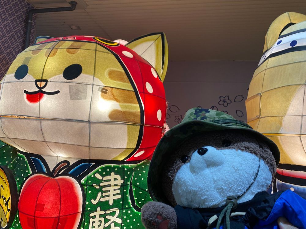 カワミちゃんはおかあさんの実家の青森県にやって来たよ！涼しいかと思ったらわりと暑かったよ。三枚目と四枚目の写真は、おばあちゃんがやってる畑と、畑から採れたカボチャだよ🎃