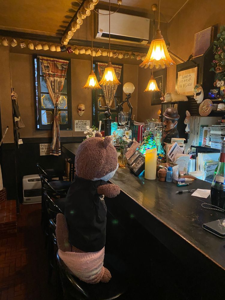 みなさんこんばんは、カワミちゃんだよ。昨日はお寿司屋さんに行っておいしいお寿司とお刺身を食べたよ。青森の地酒も飲んで、おとうさんは完全に酔っ払っていたよ🍶
2件目は、前に行った純喫茶だよ。何とマスターがカワミちゃんの事を覚えていてくれて、「あれ、前も来たよね！？」と話しかけてくれたよ。ここは昼は喫茶店なんだけど、夜はお酒も飲めるし、お料理もおいしいし、いい店だよ☺️帰省するたび来なきゃ❣️