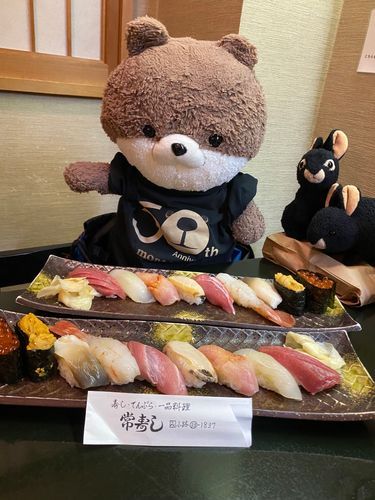 みなさんこんばんは、カワミちゃんだよ。昨日はお寿司屋さんに行っておいしいお寿司とお刺身を食べたよ。青森の地酒も飲んで、おとうさんは完全に酔っ払っていたよ🍶
2件目は、前に行った純喫茶だよ。何とマスターがカワミちゃんの事を覚えていてくれて、「あれ、前も来たよね！？」と話しかけてくれたよ。ここは昼は喫茶店なんだけど、夜はお酒も飲めるし、お料理もおいしいし、いい店だよ☺️帰省するたび来なきゃ❣️