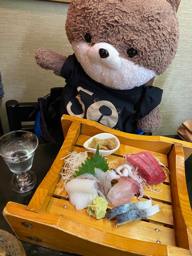 みなさんこんばんは、カワミちゃんだよ。昨日はお寿司屋さんに行っておいしいお寿司とお刺身を食べたよ。青森の地酒も飲んで、おとうさんは完全に酔っ払っていたよ🍶
2件目は、前に行った純喫茶だよ。何とマスターがカワミちゃんの事を覚えていてくれて、「あれ、前も来たよね！？」と話しかけてくれたよ。ここは昼は喫茶店なんだけど、夜はお酒も飲めるし、お料理もおいしいし、いい店だよ☺️帰省するたび来なきゃ❣️