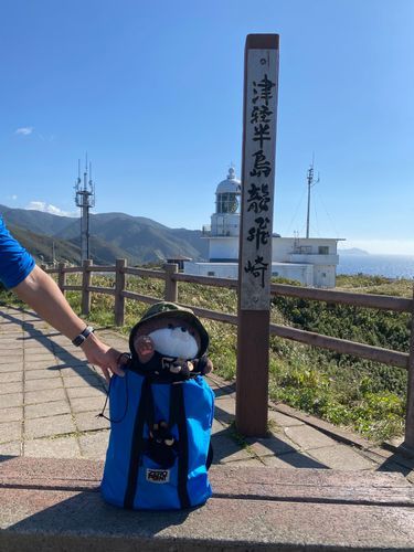 カワミちゃんだよ。津軽半島の竜飛岬に来たよ❣️海の向こうに見えている陸地は北海道だよ〜。この竜飛岬のすぐ下を北海道新幹線が走っているんだって🚄
海鮮丼も食べて満足したよ🐟