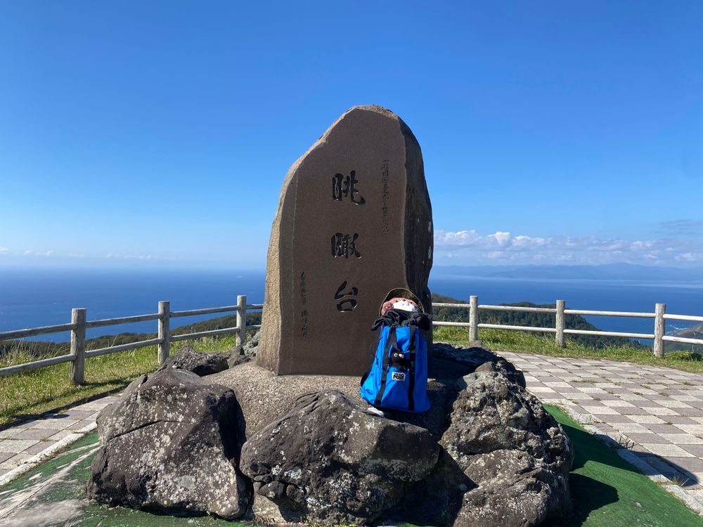 カワミちゃんだよ。津軽半島の竜飛岬に来たよ❣️海の向こうに見えている陸地は北海道だよ〜。この竜飛岬のすぐ下を北海道新幹線が走っているんだって🚄
海鮮丼も食べて満足したよ🐟