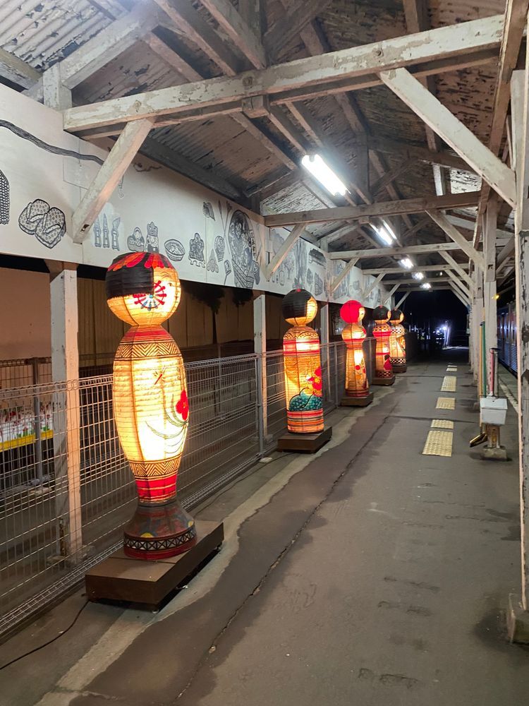 今回も弘前市のかっこいい電車に乗ったよ🚃この電車、いろいろ工夫がしてあって大好きなんだけど、再来年の三月で運休になるんだって。寂しいなあ…😢