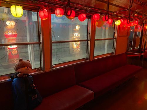 今回も弘前市のかっこいい電車に乗ったよ🚃この電車、いろいろ工夫がしてあって大好きなんだけど、再来年の三月で運休になるんだって。寂しいなあ…😢