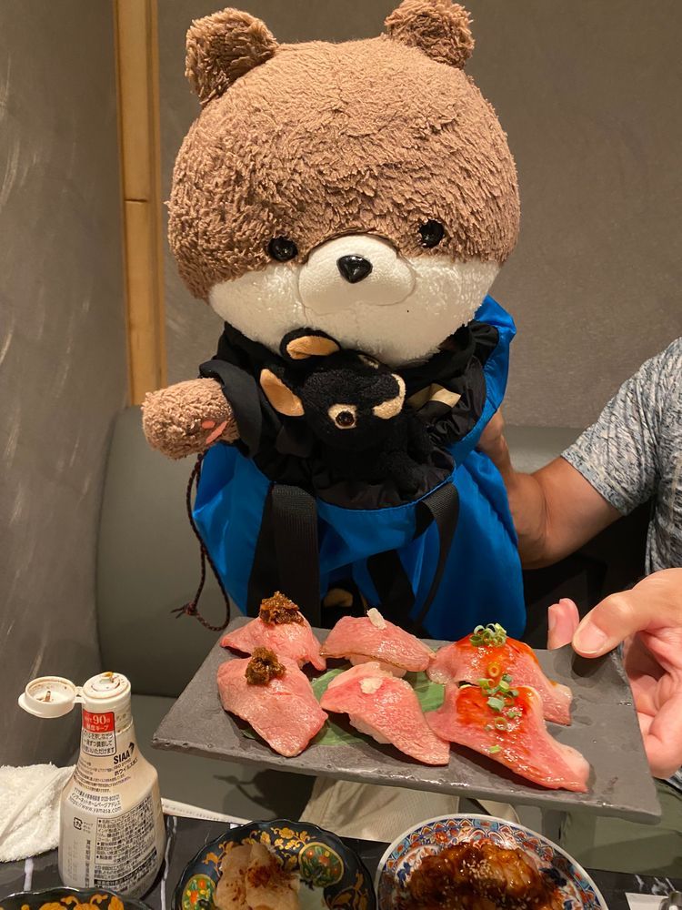 カワミちゃんが青森で食べたおいしいご飯だよ。焼肉を食べに行ったら、とうもろこしがあったんだけど、今が旬のすごく甘いとうもろこしだったよ🌽
海鮮居酒屋みたいな所では、イカを食べて満足したよ🦑青森は食べ物がおいしくてついつい食べ過ぎてしまったよ🤤