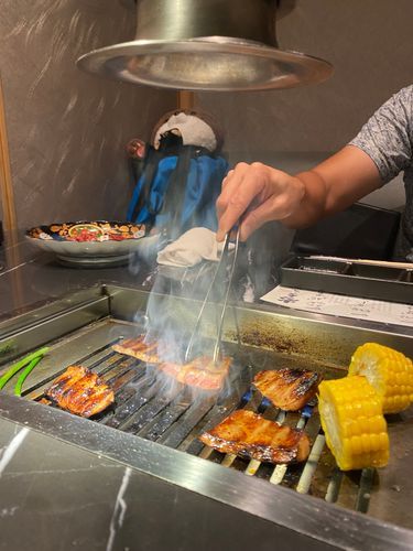 カワミちゃんが青森で食べたおいしいご飯だよ。焼肉を食べに行ったら、とうもろこしがあったんだけど、今が旬のすごく甘いとうもろこしだったよ🌽
海鮮居酒屋みたいな所では、イカを食べて満足したよ🦑青森は食べ物がおいしくてついつい食べ過ぎてしまったよ🤤