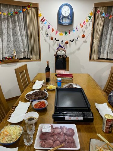 カワミちゃんのお誕生日会をしたよ❣️本当はあと２週間先なんだけど、その日おとうさんもおかあさんもお仕事だから急きょ今日やる事になったんだ。お肉をたくさん食べてお腹いっぱいになったよ。プレゼントはスヌーピーのクッキージャーを貰ったよ🍪