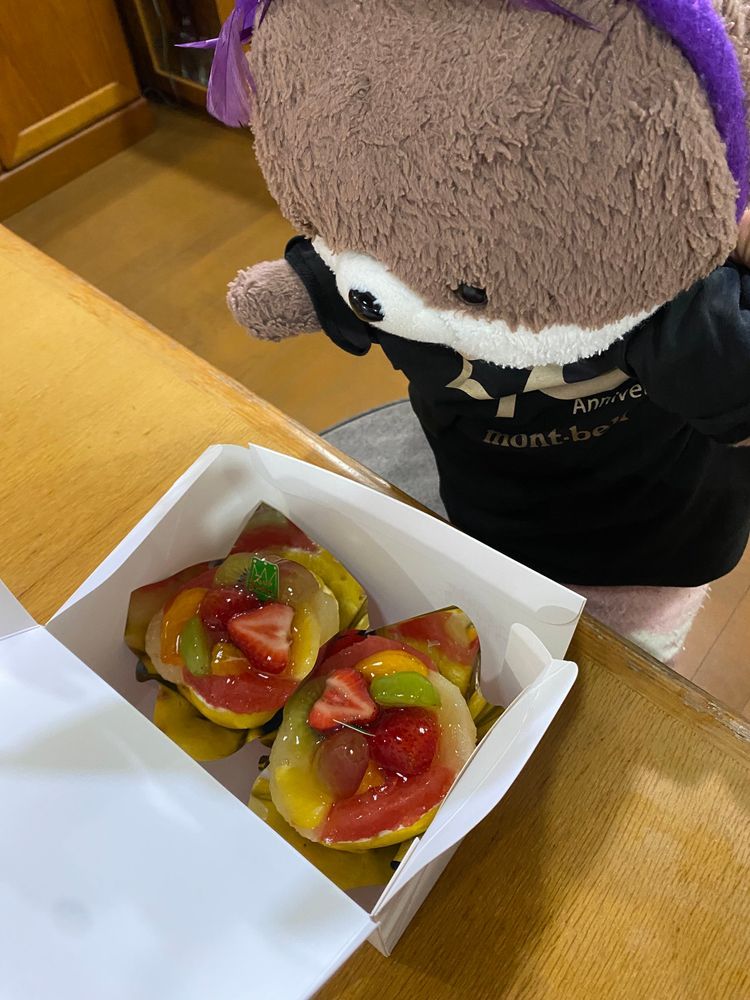 こんばんは、カワミちゃんだよ。今日が本当のお誕生日だよ。今日はケーキおじさんも来てくれて、たくさんケーキを貰ったよ。三枚目はおかあさんのくれたチョコ、四枚目はおとうさんのくれたちいかわ手拭いだよ。