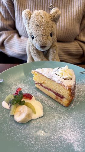 グラバー園の近くのお店にお茶しに来たよ🫖
オランダの食べ物がたくさんあったの！ちょこちはママの大好きなヴィクトリアケーキ食べたよ🍰すごく美味しくて、ママはこのお店のためにもう1回長崎に来たいんだって