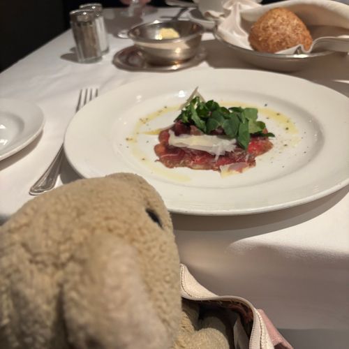 最後にお船でのごはんをあげるよ🚢
お船では毎日無料のフルコースがついてるの！メインのステーキやパスタがとってもおいしかったよ🍖
お船のスタッフさんはみんな英語だからママに翻訳してもらったよぉー